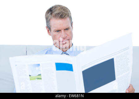 Imprenditore quotidiano di lettura nel parco Foto Stock