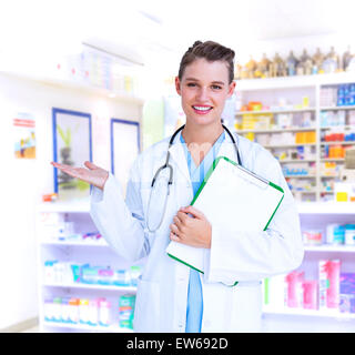 Immagine composita di medico negli appunti di contenimento e di presentazione con la sua mano Foto Stock