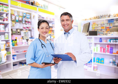 Immagine composita di medico e infermiere sorridente in telecamera Foto Stock