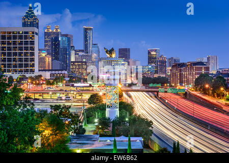 Atlanta, Georgia, Stati Uniti d'America skyline del centro sulla Interstate 85. Foto Stock