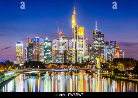 Francoforte, Germania skyline sul fiume principale. Foto Stock