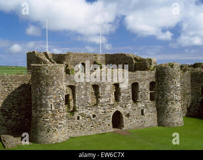 Vista interna del ward & posteriore del rivellino nord dalla tendina interna parete a piedi di Edward ho il castello a Beaumaris, Anglesey. Foto Stock