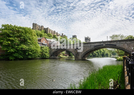 Usura del fiume e del ponte Framwellgate sovrastato dal Castello e Cattedrale di Durham Foto Stock