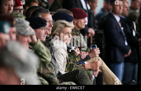 Ministro tedesco della difesa, Ursula von der Leyen assiste il primo 'Noble Jump' manovre a seguito del reimpiego delle truppe NATO su un addestramento militare in terra vicino Sagan, Polonia, 18 giugno 2015. La NATO molto alta disponibilità Joint Task Force (VJTF) era establ Foto Stock