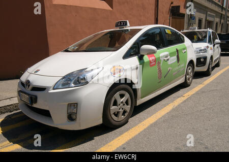 Prius pirus Toyota Hybrid hybred auto automobili taxi giapponese Foto Stock