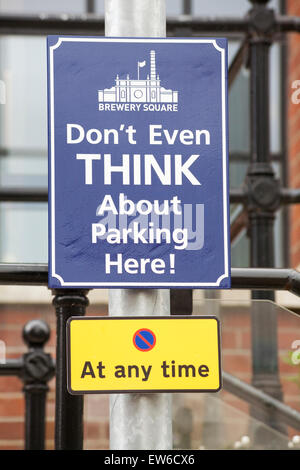 Non pensate nemmeno al parcheggio qui segno a Brewery Square, Dorchester South, Dorset UK nel mese di giugno Foto Stock