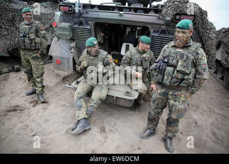 Sagan, Polonia. Il 18 giugno, 2015. I soldati tedeschi resto accanto a loro Marder serbatoio durante il primo "Nobili Jump' manovre a seguito del reimpiego delle truppe NATO su un addestramento militare in terra vicino Sagan, Polonia, 18 giugno 2015. La NATO molto alta disponibilità J Foto Stock