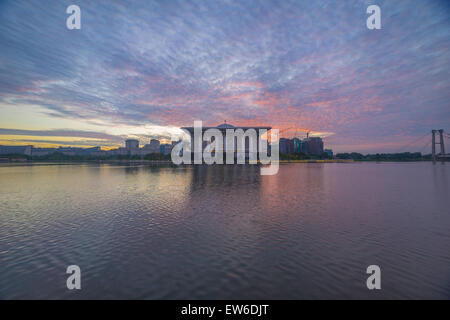 Alba alla moschea di ferro, Putrajaya Malaysia mostra colori splendidi del cloud e la riflessione di una moschea in corrispondenza della superficie del lago Foto Stock