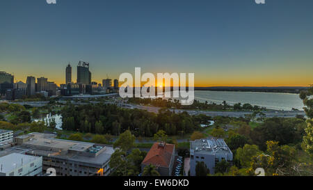 Sunrise a Perth skyline della città e il fiume Swan presi da Kings Park e il Giardino Botanico, Australia occidentale Foto Stock
