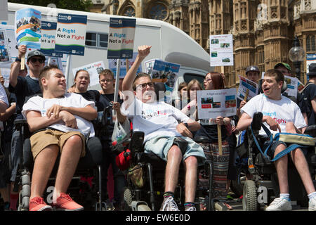 I dimostranti si riuniscono per sostenere "un diritto non è una lotta,' campagna in Westminster, Londra. Foto Stock