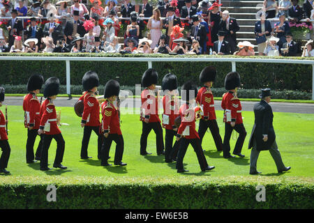 Ascot Berkshire, Regno Unito. Il 18 giugno 2015. L annuale Royal Ascot gare, onorevoli giorno. Credito: Matteo Chattle/Alamy Live News Foto Stock