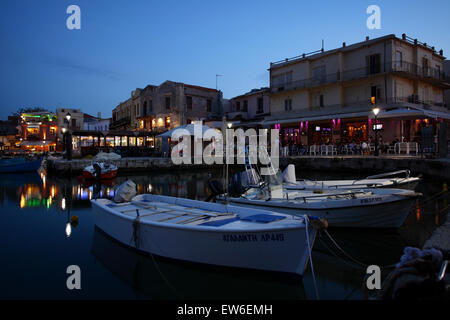 Molto popolare porto veneziano in Rethymnon, catturato qui a bassa luce su una bella serata di giugno. Foto Stock