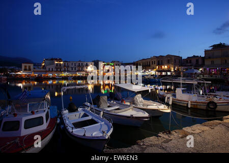 Molto popolare porto veneziano in Rethymnon, catturato qui a bassa luce su una bella serata di giugno. Foto Stock