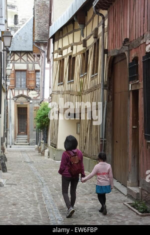 Esplorare le strade medievali di Troyes Francia Foto Stock