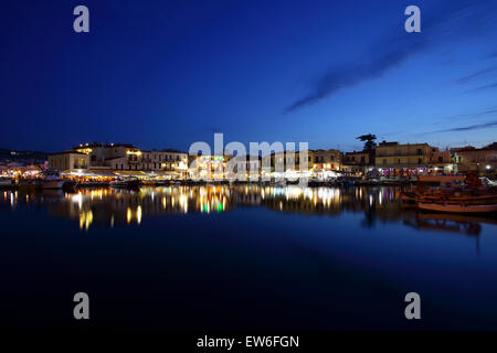 Molto popolare porto veneziano in Rethymnon, catturato qui a bassa luce su una bella serata di giugno. Foto Stock