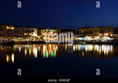 Molto popolare porto veneziano in Rethymnon, catturato qui a bassa luce su una bella serata di giugno. Foto Stock