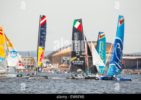 Cardiff, Galles, UK. Il 18 giugno, 2015. Il Extreme serie Vela, atto 4, iniziato nella Baia di Cardiff, nel Galles, questo pomeriggio. Le otto livello elite Extreme 40s combattuto in una serie del warm up di eventi come Cardiff sperimentato alcune delle migliori previsioni dell'anno finora. La serie viene condotta su 8 sedi in 3 continenti, partendo a Singapore nel mese di febbraio e culminate in Australia in dicembre. Credito: Chris Stevenson/Alamy Live News Foto Stock