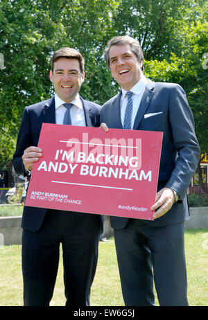 Westminster, Londra, Regno Unito. Il 18 giugno, 2015. Andy Burnham e i suoi sostenitori nella leadership laburista campagna raccogliere su College Green, di fronte al Palazzo del Parlamento Credito: PjrNews/Alamy Live News Foto Stock