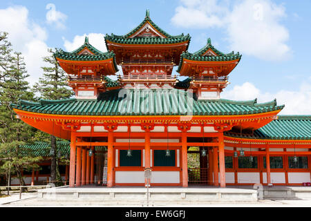 Il Byakko-ro, torre bianca della tigre, del Santuario Heian a Kyoto. Edificio Vermilion con tre torri in stile Cinese con tetti verdi. Cielo blu. Foto Stock