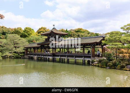 Giardino giapponese di Ogawa Jihei, al Santuario Heian Jingu di Kyoto. Il Taihei-kaku rivestito in legno, Hashi-dono, ponte che attraversa lo stagno Seiho-ike. Foto Stock