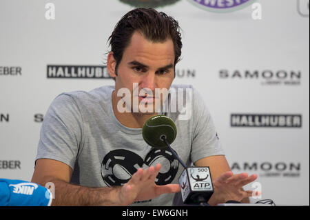 Halle, Germania. 17 Giugno, 2015. Roger Federer parla durante una conferenza stampa dopo la tornata di 16 match contro Ernests GULBIS della Lettonia alla ATP torneo di tennis a Halle, Germania, 17 giugno 2015. Foto: MAJA HITIJ/dpa/Alamy Live Foto Stock