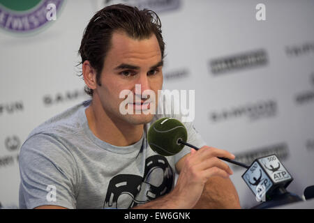 Halle, Germania. 17 Giugno, 2015. Roger Federer parla durante una conferenza stampa dopo la tornata di 16 match contro Ernests GULBIS della Lettonia alla ATP torneo di tennis a Halle, Germania, 17 giugno 2015. Foto: MAJA HITIJ/dpa/Alamy Live Foto Stock