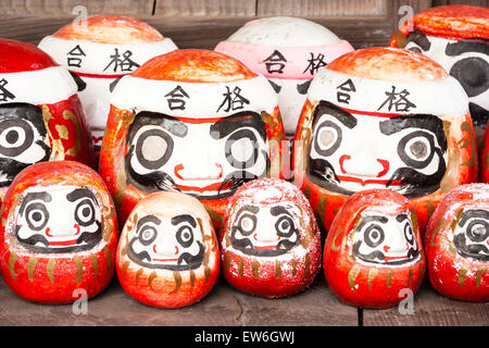 Kurashiki. Santuario di ACHI-jinja. Righe di bianco rosso e nero tipiche bambole daruma giapponesi, daruma-ichi, più piccole davanti, più grandi dietro Foto Stock