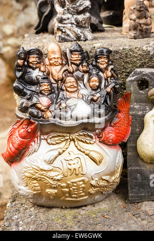 Giappone, Kurashiki. ACHI-jinja. Piatto con Shichifukujin, i sette fortunati dei giapponesi di buona fortuna, su Takarbune, una nave di buona fortuna. Foto Stock