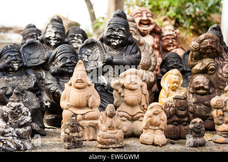 Giappone, Kurashiki. ACHI-jinja. Piccole statue di Shichifukujin, alcuni dei giapponesi sette dèi di felicità e di buona fortuna disposti in gruppo. Foto Stock