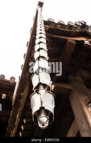Tempio Sanjusangen-do a Kyoto. Dettaglio della Grande Sala, catena di pioggia conosciuta in giapponese come Kusari-to o Kusari-doi, appesa giù dal tetto. Foto Stock