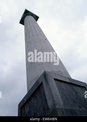 Marchese di Anglesey la colonna elevantesi da Craig y Dinas sperone di roccia: eretta 1816-7, bronzo la figura del primo marchese aggiunto 1860. Foto Stock