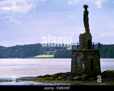 Lord Nelson statua eretta 1847 come seamark su N Riva del Menai Strait, NE DI Plas Newydd (centro posteriore) casa dei Marchesi di Anglesey. Foto Stock