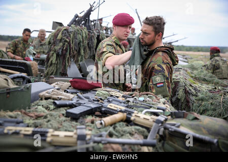 Sagan, Polonia. Il 18 giugno, 2015. Rimuovere i soldati camuffamento di vernice dalle loro facce dopo il primo 'Noble Jump' manovre a seguito del reimpiego delle truppe NATO su un addestramento militare in terra vicino Sagan, Polonia, 18 giugno 2015. La NATO molto ad alta disponibilità Foto Stock