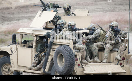 Sagan, Polonia. Il 18 giugno, 2015. Soldati della NATO guidare un veicolo durante il primo "Nobili Jump' manovre a seguito del reimpiego delle truppe NATO su un addestramento militare in terra vicino Sagan, Polonia, 18 giugno 2015. La NATO molto alta disponibilità Joint Task Force (V Foto Stock