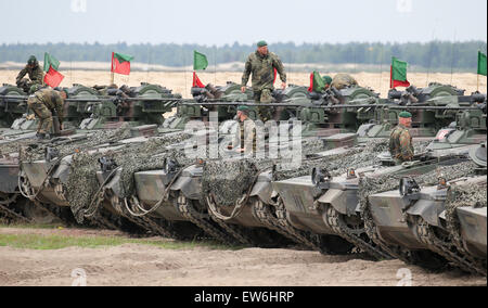 Sagan, Polonia. Il 18 giugno, 2015. Il tedesco Marder serbatoi sono raffigurate durante il primo "Nobili Jump' manovre a seguito del reimpiego delle truppe NATO su un addestramento militare in terra vicino Sagan, Polonia, 18 giugno 2015. La NATO molto alta disponibilità Joint Task Forc Foto Stock