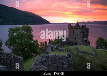 Sunrise over Urquhart Castle e Loch Ness in Scozia. Foto Stock