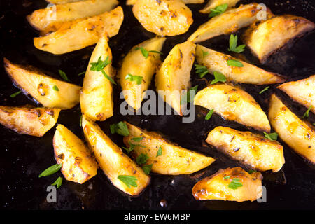 In casa patate al forno con le spezie e le erbe da vicino Foto Stock