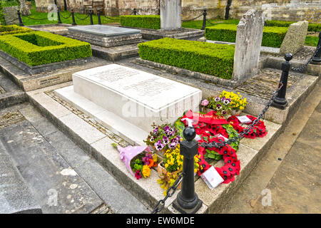 WINSTON CHURCHILL E CLEMENTINE CHURCHILL'S GRAVE PRESSO IL ST.MARTIN'S CHURCH BLADON OXFORDSHIRE con ghirlande Foto Stock