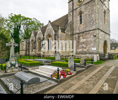 WINSTON CHURCHILL'S GRAVE PRESSO IL ST.MARTIN'S CHURCH BLADON OXFORDSHIRE con ghirlande Foto Stock