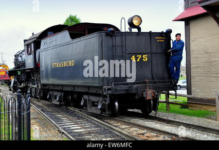 Strasburgo, Pennsylvania: Vintage locomotiva a vapore con dieci tonnellate di carbone gara a Strasburgo Stazione ferroviaria * Foto Stock