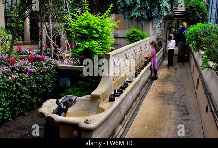 Kennett Square, Pennsylvania: Una bambina gioca con il fantasioso fontane nel giardino dei bambini a Longwood Gardens * Foto Stock