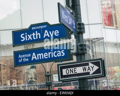 Segnaletica all'intersezione della sesta avenue e West 34th Street, New York Foto Stock