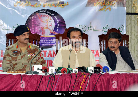 Balochistan il Ministro per la cultura, lo sport e la gioventù, Mir Mujeeb-ur-rehman Muhammad Hassani indirizzi alla media delle persone durante la conferenza stampa in materia di Balochistan T20 Cricket torneo 2015, svoltasi a Quetta, giovedì 18 giugno, 2015. Foto Stock