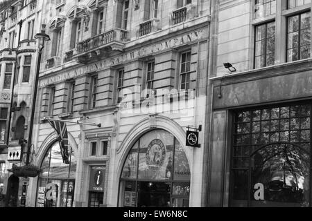 Una vista degli edifici in Cockspur Street, Londra, Inghilterra Foto Stock