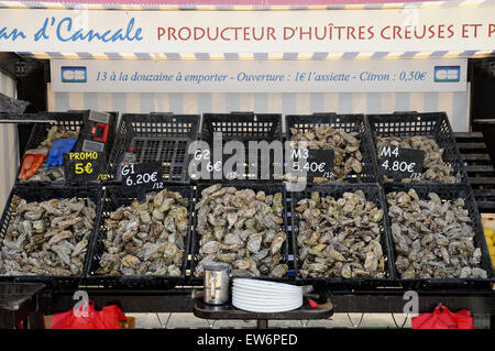 Un ostricaio stallo a Cancale. Un certo numero di bancarelle che vendono direttamente ai visitatori che non hanno il tempo o il denaro per un ristorante Foto Stock