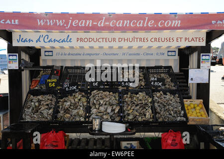 Un ostricaio stallo a Cancale. Un certo numero di bancarelle che vendono direttamente ai visitatori che non hanno il tempo o il denaro per un ristorante Foto Stock