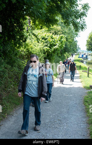 La gente camminare lungo una strada alzaia a Caen Hill serrature, Woking, Regno Unito Foto Stock