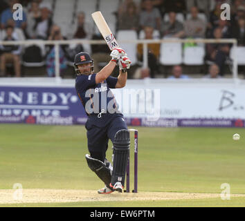 Canterbury, Regno Unito. Il 18 giugno, 2015. Graham Napier in azione di ovatta. Natwest T20 Blast. Kent Spitfires vs Essex aquile © Azione Sport Plus/Alamy Live News Foto Stock