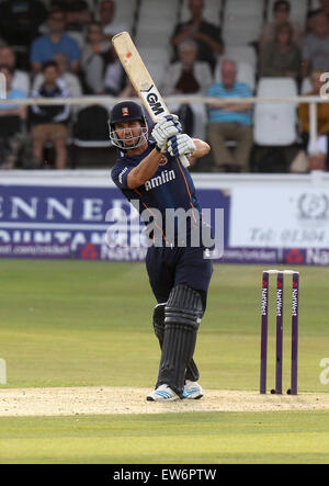 Canterbury, Regno Unito. Il 18 giugno, 2015. Ryan dieci Doeschate in azione di ovatta per Essex. Natwest T20 Blast. Kent Spitfires vs Essex aquile © Azione Sport Plus/Alamy Live News Foto Stock