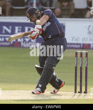 Canterbury, Regno Unito. Il 18 giugno, 2015. Graham Napier in azione di bowling. Natwest T20 Blast. Kent Spitfires vs Essex aquile © Azione Sport Plus/Alamy Live News Foto Stock